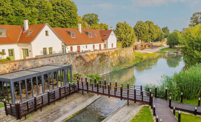 Romantikus hangulat festői környezetben, a tatai vár mellett